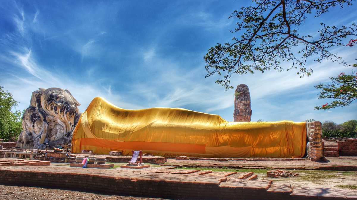 Wat Lokkayasutha sala ayutthaya the famous Reclining Buddha statue is a highlight for any sightseeing travellers