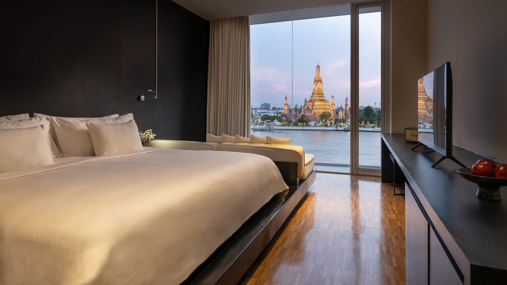 wat arun river view deluxe room accommodations sala rattanakosin Bangkok